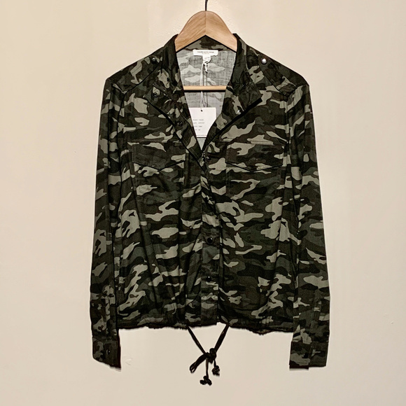 BeachLunchLounge Tulsi Camo-Print Shirt Jacket - Picture 3 of 8